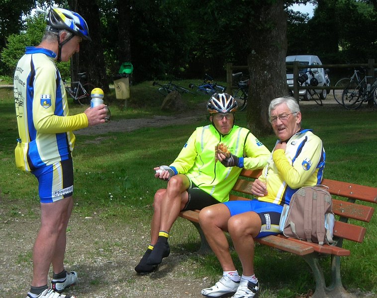 2011-06-16 24 Glomel - Sur les bancs publics.JPG